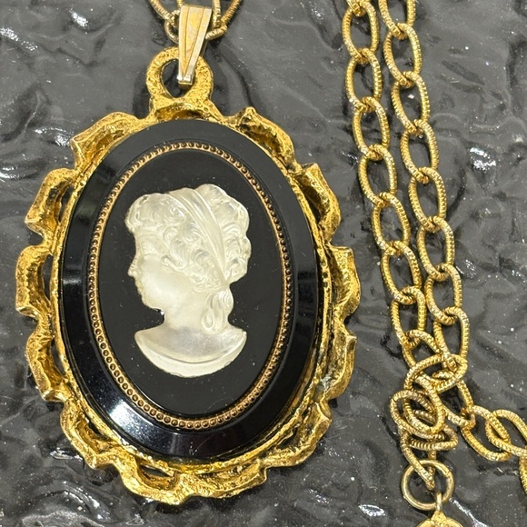 Jewelry - Cameo necklace